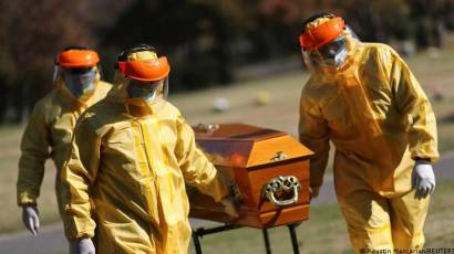 Trabajadores del cementerio Memorial llevan un ataúd durante un simulacro de entierros tras el aumento de casos de covid-19 en Buenos Aires, Argentina