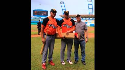 Bill Ryan ha entregado bates a Cuba