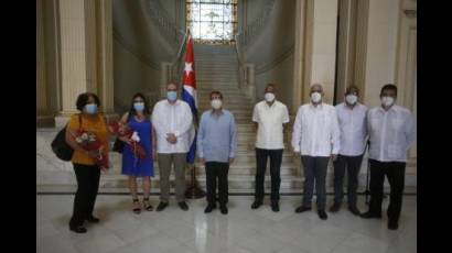 Diplomático cubano expulsado por el gobierno colombiano es recibido en la Cancillería de su país.
