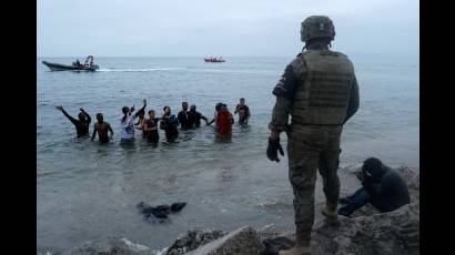 Migrantes llegan a nado a Ceuta.