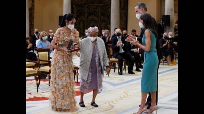 Omara recibiendo Premio en España