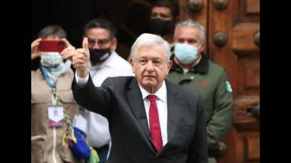 López Obrador enseñó el pulgar pintado con tinta indeleble que prueba que ya participó en los comicios