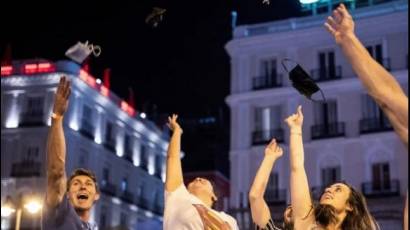 Españoles alzan sus mascarillas