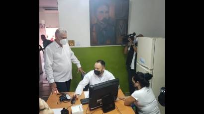 Díaz-Canel visita  vacunatorio instalado en el Romerillo