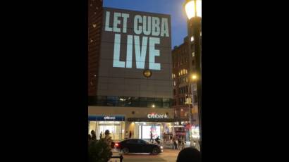 La noche de este jueves, desde Union Square en Nueva York, Estados Unidos, se dĳo Cuba sí, Bloqueo no y Let Cuba Live.