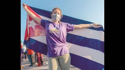 Joven alzando la bandera cubana.