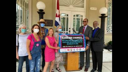 Miembros del Movimiento de Solidaridad con Cuba en EE. UU.  en la Embajada de Cuba en este país