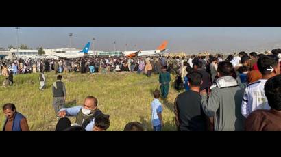 Caos en el aeropuerto de Kabul interrumpe evacuación. Al menos seis muertos.