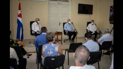 Díaz-Canel dialoga con juristas