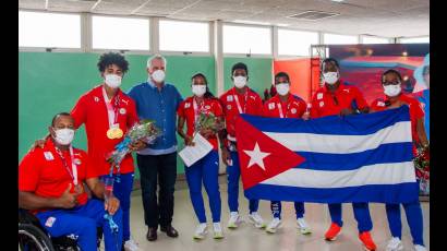 El Presidente acudió a reibir a la última parte de la delegación cubana, encabezada por Omara Durand
