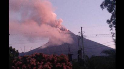 Volcán de fuego, en Guatemala, en inicio de erupción
