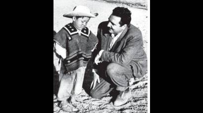 Fidel conversa con un niño
