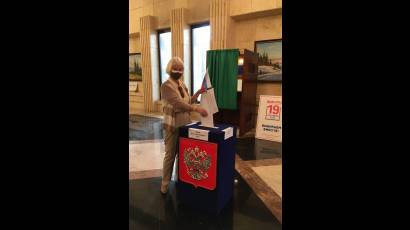 Residente rusa en Cuba ejerce su derecho al voto.