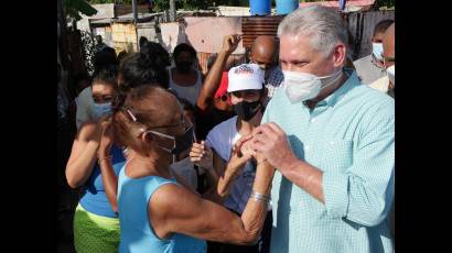 El Presidente cubano compartió con vecinos de la barriada de El Fanguito