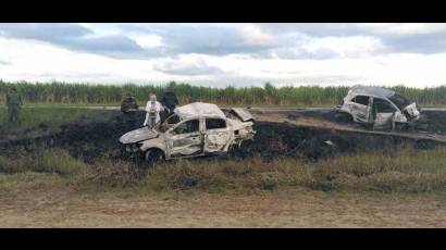 Los autos accidentados quedaron calcinados.