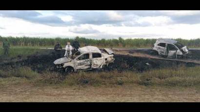 Los autos accidentados quedaron calcinados.