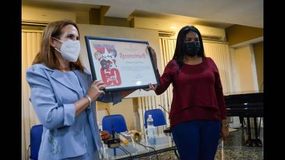 OPJM entrega reconocimiento a Revista Pionero