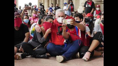 Presidente cubano participa en la Sentada en calle Prado