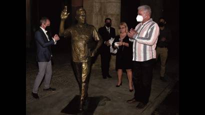 estatua dedicada a Eusebio Leal