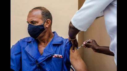 La aplicación de dosis de refuerzo contra la COVID-19