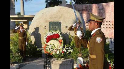 Las flores en nombre del pueblo de Cuba, el primer tributo del día