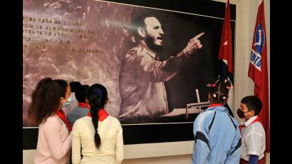 Los niños y adolescentes que visitan el museo se detienen por un buen rato ante la imagen de Fidel que aparece en una de las salas de la institución.