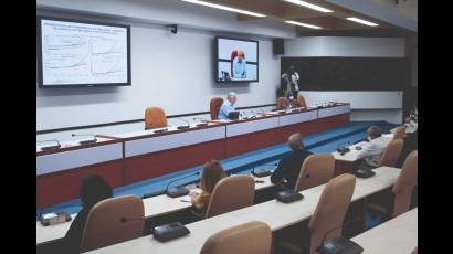 En reunión con científicos y expertos del Ministerio de Salud Pública, el Presidente Díaz-Canel insistió en la necesidad de reforzar  la vigilancia epidemiológica en fronteras y comunidades