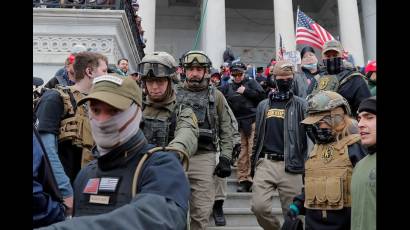 Miembros de Oath Keepers en escalinata del Capitolio el 6 de enero de 2021