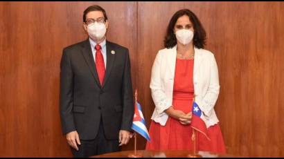 El ministro de Relaciones Exteriores de Cuba junto a su homóloga chilena