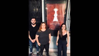 Mariana Valdés (izquierda), Yailín Coppola (al centro) y Roger Fariñas son parte del pequeño equipo responsable de la puesta en escena.