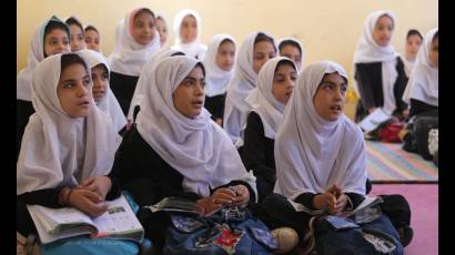 Niñas afganas de enseñanza primaria retornaron este miércoles a las aulas.