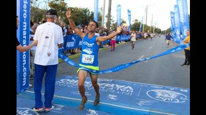 Francisco Estévez, de Mayabeque, se convirtió hoy en el nuevo monarca de los 21 kilómetros