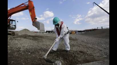 Un trabajador durante las tareas de descontaminación en Okuma en 2016