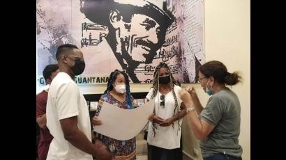 Los jóvenes fueron los primeros en llegar al Museo Nacional de la Música, en la Habana Vieja, que desde este jueves y hasta el 30 de abril, se estrena como subsede de la 30a Feria Internacional del Libro de La Habana.