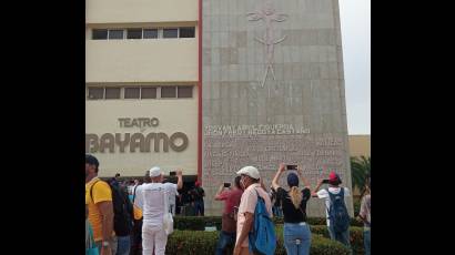 Homenaje en mármol al avileño Yosvany Abril y el colombiano John Freddy Bedoya, teatristas vìctimas de la COVID-19