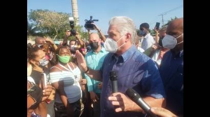 Visita de Miguel Díaz-Canel Bermúdez a la comunidad El Tejar