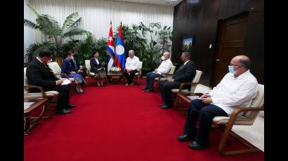 Recibimiento de representantes de Tribunal Supremo Popular de Laos