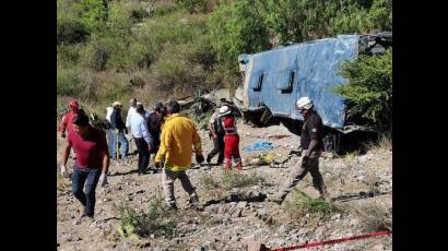En San Luis Potosí, cayó a un barranco un autobús