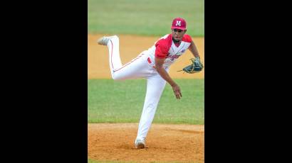 Marlon Vega es el cuarto en la historia cubana con doble dígitos en juegos ganados y salvados en una misma campaña