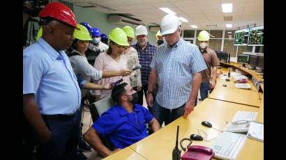 Durante su recorrido, el Presidente cubano intercambió con jóvenes sobre la necesidad de superarse cada vez más, y elogió la responsabilidad que tienen sobre los hombros.