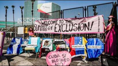 La organización Code Pink realizó una manifestación en apoyo a Cuba, Venezuela y Nicaragua, países excluidos de la Cumbre de las Américas, frente al Centro de Convenciones de Los Ángeles, sede del evento