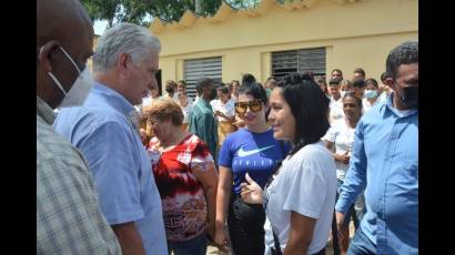 Al término del encuentro, Díaz Canel y demás acompañantes visitaron varios centros de interés económico y social del municipio de Morón, en los que intercambió con trabajadores y vecinos