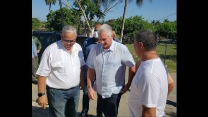 Díaz-Canel en el barrio Las Canteras, del municipio habanero de Playa