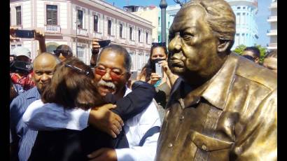 Emocionado, el sobrino—nieto del poeta camagüeyano, presidente de la Fundación Nicolás Guillén, Doctor Nicolás Hernández Guillén, abrazó y agradeció a la prestigiosa artistas Martha Jiménez