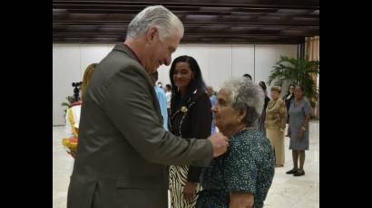 Presidente de Cuba impuso a cinco compañeras la Orden Mariana Grajales