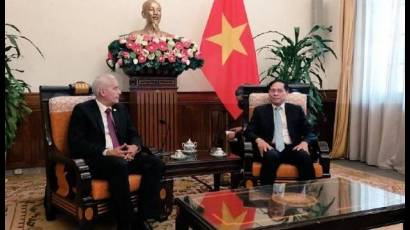 Visita de Gerardo Peñalver Portal a Vietnam