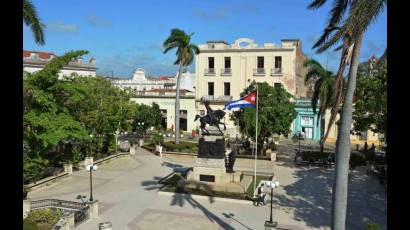 El Parque Agramonte es uno de los escenarios más atractivos del centro histórico agramontino. En este lugar se yergue su estatua ecuestre. En el bajo relieve de la imponente composición escultural se representa el épico recate del brigadier Julio Sanguily, acción temeraria que puso de manifiesto el arrojo de El Mayor, sus dotes militares y su fidelidad.