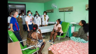 Aylín Álvarez García, primera secretaria del Comité Nacional de la Unión de Jóvenes Comunistas, recorrió este domingo tres hospitales capitalinos en los que se recuperan lesionados del incendio en la base de supertanqueros en Matanzas