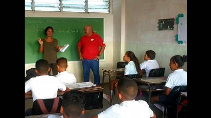 Omar Conde dialoga con estudiantes de la ESBU Rodolfo Carballosa en Isla de la Juventud.