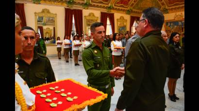 Por decreto presidencial fueron condecorados un grupo de 138 combatientes y civiles que participaron en los sucesos de la base de supertanqueros de la provincia Matanzas.